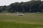 Segelflugzeug landet auf der Graspiste