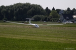 Segelflugzeug landet auf der Graspiste