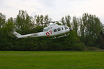 Der weiße Hubschrauber mit der roten D7 und Kennung D-HAFS setzt zur Landung an