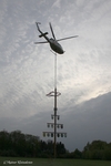 Der Maibaum hängt am Hubschrauer