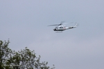 Nach getaner Arbeit fliegt der Hubschrauber zum nahe gelegenen Flugplatz